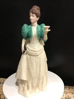 Avon 1995-1996 Mrs Albee President's Club Award Figurine w Teacup